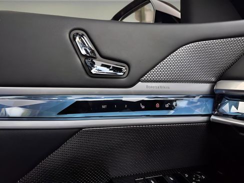 Used 2025 BMW 760i xDrive w/ Executive Package image 21