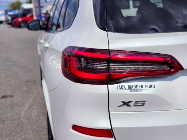 Used 2019 BMW X5 xDrive50i w/ M Sport Package AWD/4WD image 9