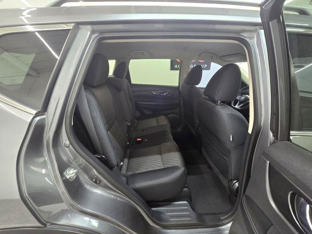 Used 2017 Nissan Rogue SV FWD image 18
