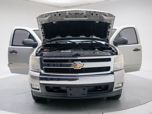 Used 2007 Chevrolet Silverado 1500 LT w/ 1LT Convenience Package AWD/4WD image 16