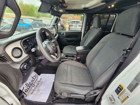 Used 2024 Jeep Wrangler Unlimited w/ Convenience Group AWD/4WD image 21