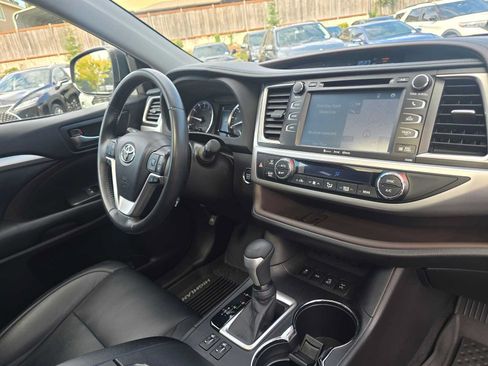 Used 2019 Toyota Highlander XLE AWD/4WD image 9