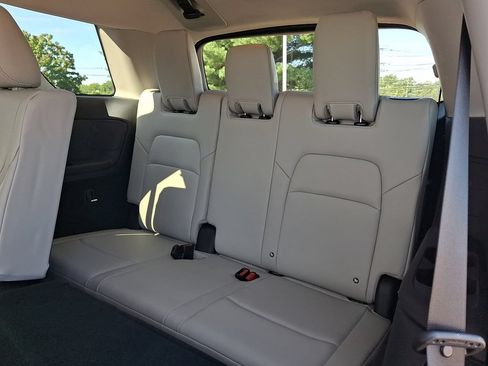 Used 2022 Nissan Pathfinder SL AWD/4WD image 13