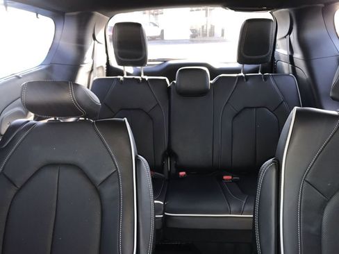 New 2026 Chrysler Pacifica Limited w/ Uconnect Theater Family Group image 24