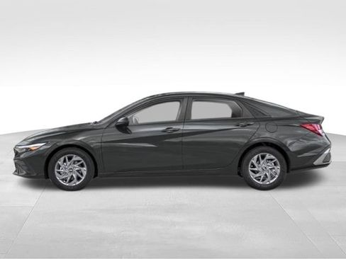 Used 2024 Hyundai Elantra SEL FWD image 3