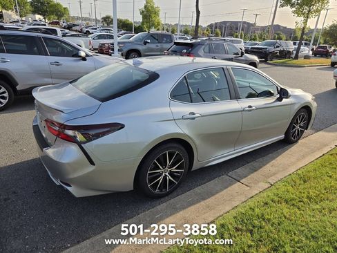 Used 2022 Toyota Camry SE FWD image 4