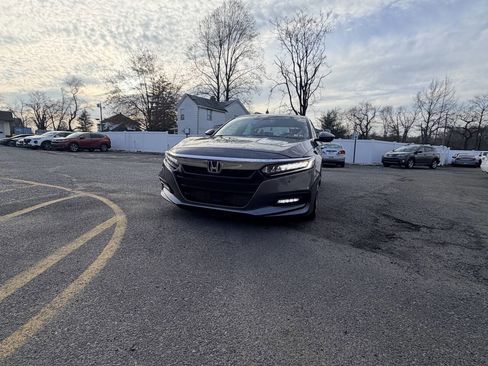 Used 2018 Honda Accord Touring image 2