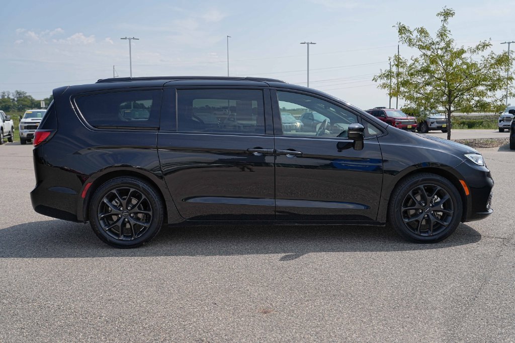Used 2025 Chrysler Pacifica Limited FWD image 6
