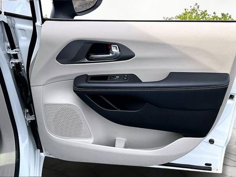Used 2023 Chrysler Pacifica Touring-L image 22