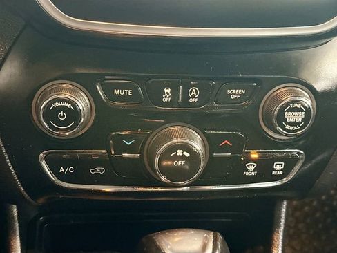 Used 2020 Jeep Cherokee Latitude Plus w/ Cold Weather Group image 16