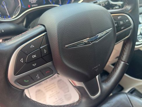 Used 2017 Chrysler Pacifica Touring-L FWD image 19