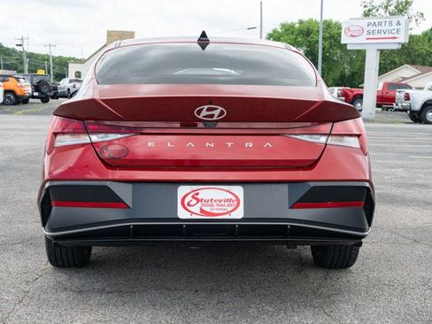 Used 2024 Hyundai Elantra SEL w/ Convenience Package FWD image 4