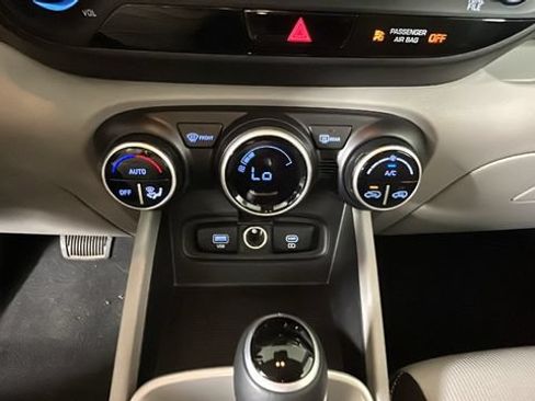Certified 2023 Hyundai Venue SEL FWD image 21