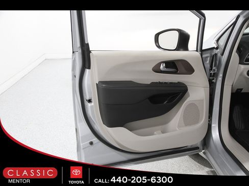 Used 2024 Chrysler Voyager LX image 4