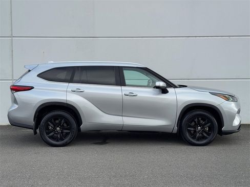 Certified 2023 Toyota Highlander XLE image 8