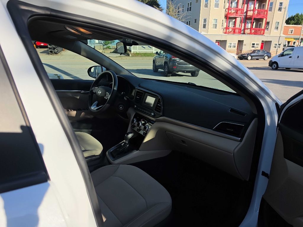 Used 2019 Hyundai Elantra SE FWD image 13