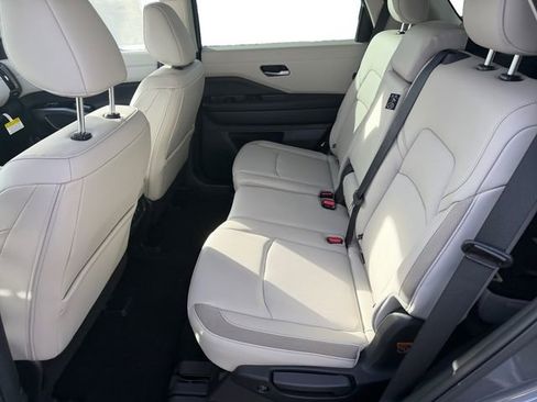 New 2026 Nissan Pathfinder SL image 7