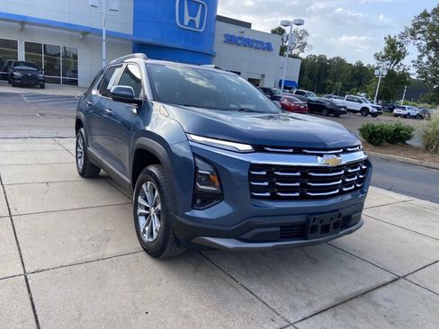Used 2025 Chevrolet Equinox LT w/ Convenience Package II AWD/4WD image 2