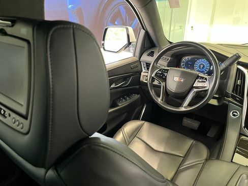 Used 2019 Cadillac Escalade Platinum AWD/4WD image 38