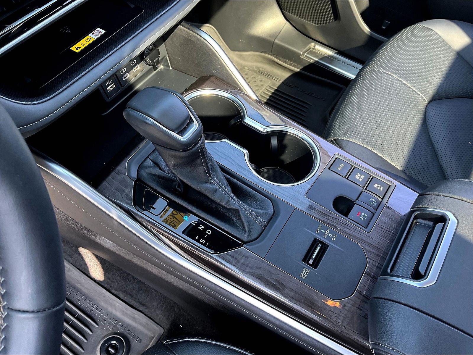 Used 2025 Toyota Highlander Platinum AWD/4WD image 18