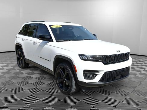 Used 2023 Jeep Grand Cherokee Altitude AWD/4WD image 9