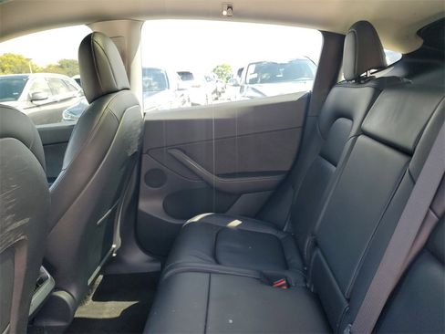Used 2022 Tesla Model Y Long Range image 11