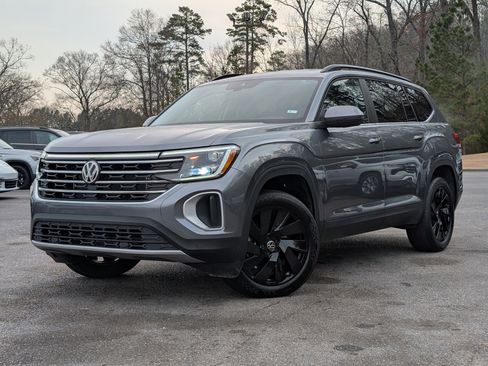 Used 2024 Volkswagen Atlas SE w/ Black Wheel Package image 4