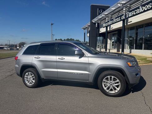 Used 2017 Jeep Grand Cherokee Laredo w/ Quick Order Package 2BE image 2