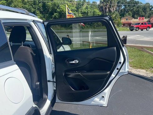 Used 2015 Jeep Cherokee Sport FWD image 16