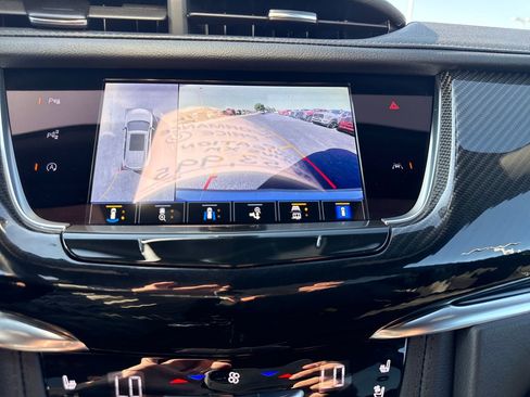 Used 2024 Cadillac XT6 Sport w/ Technology Package image 18