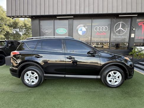 Used 2017 Toyota RAV4 LE FWD image 8