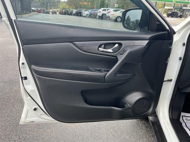 Used 2018 Nissan Rogue SV AWD/4WD image 18