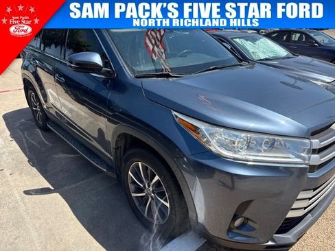 Used 2019 Toyota Highlander XLE FWD image 2