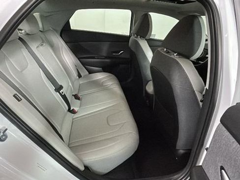 Used 2025 Hyundai Elantra Limited FWD image 30