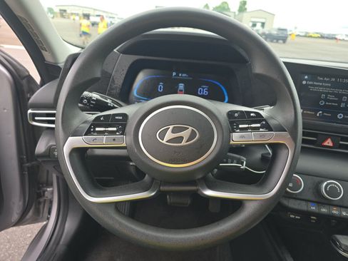 Used 2025 Hyundai Elantra SE FWD image 6