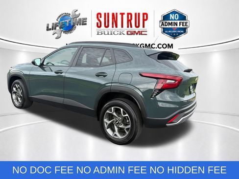 Used 2025 Chevrolet Trax LT FWD image 3