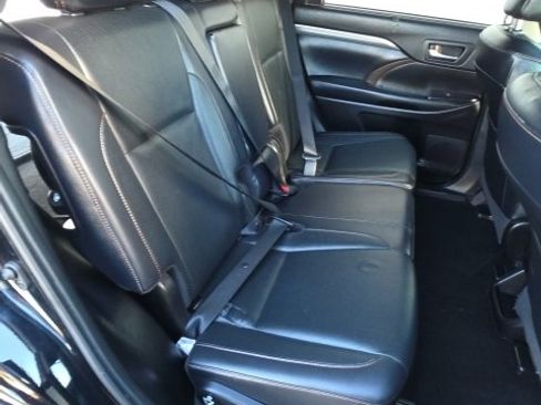 Used 2019 Toyota Highlander Limited w/ Carpet Mat Package (TMS) image 19