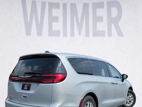 Used 2024 Chrysler Pacifica Touring-L FWD image 7