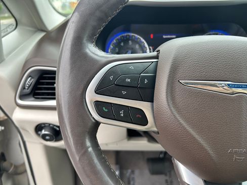 Used 2020 Chrysler Pacifica Touring-L Plus w/ Tire & Wheel Group image 15