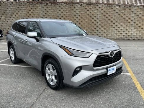 Used 2023 Toyota Highlander LE image 2