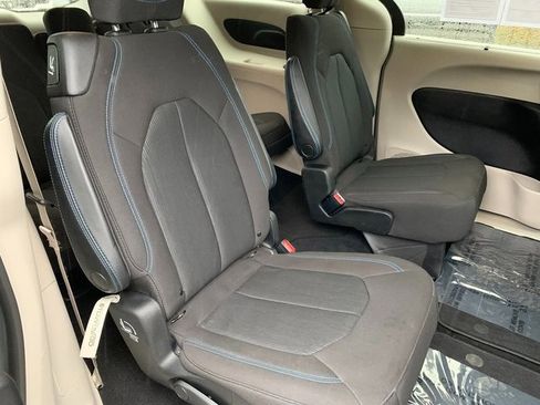 Used 2021 Chrysler Pacifica Touring image 14