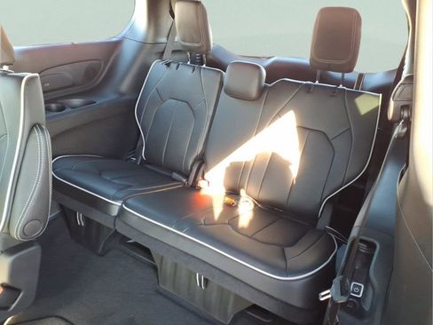 New 2026 Chrysler Pacifica Limited w/ Uconnect Theater Family Group image 14