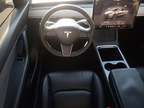 Used 2022 Tesla Model Y Long Range image 11