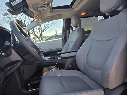Used 2025 Toyota Sienna XLE w/ XLE Plus Package image 15