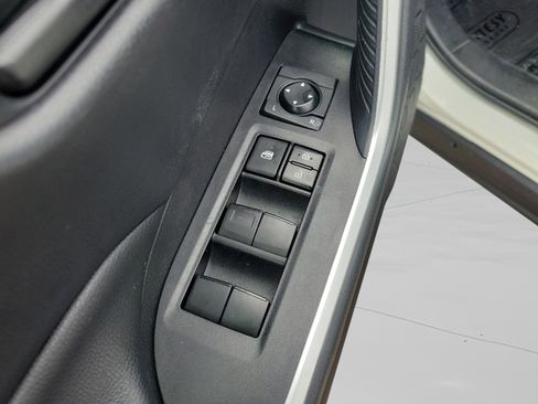 Used 2020 Toyota RAV4 LE image 28