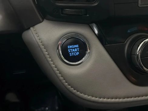 Used 2018 Toyota RAV4 XLE FWD image 16