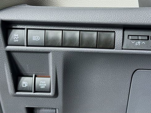 Used 2024 Toyota Sienna Limited image 14