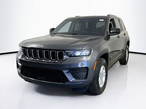 Used 2023 Jeep Grand Cherokee Laredo image 1