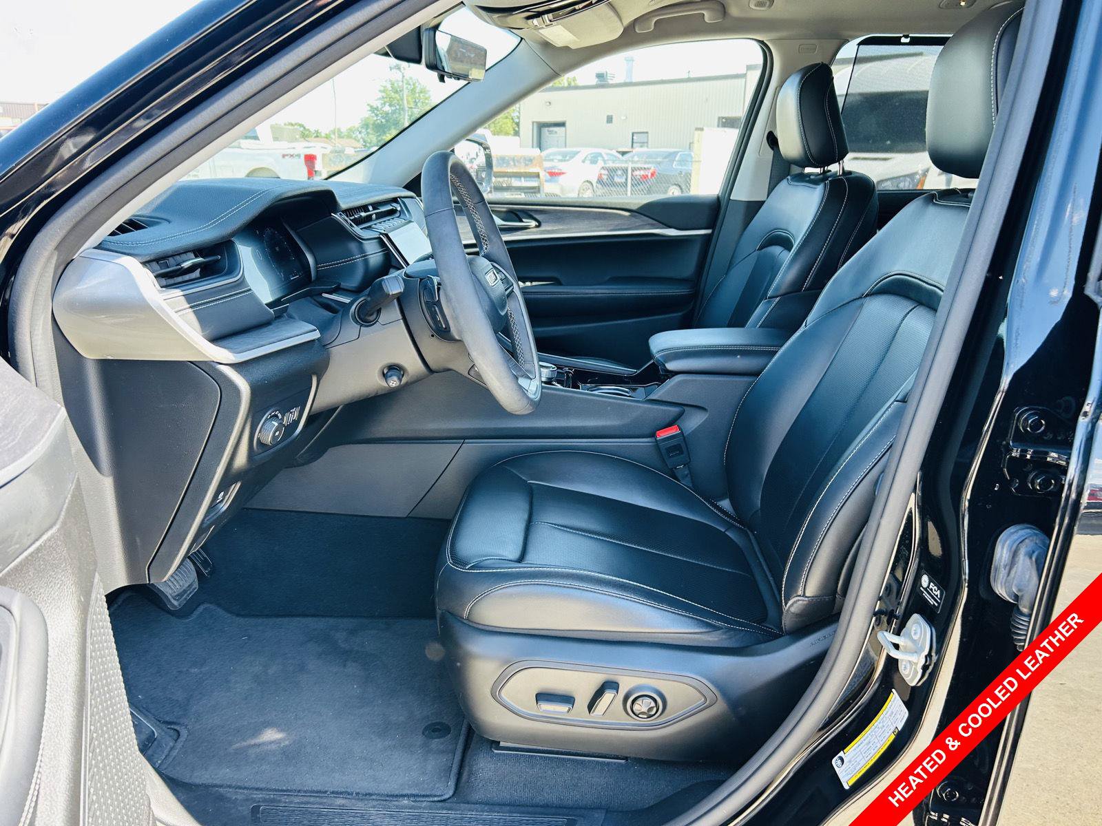 Used 2023 Jeep Grand Cherokee Limited w/ Luxury Tech Group II AWD/4WD image 3