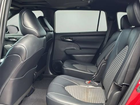 Used 2022 Toyota Highlander XSE FWD image 14